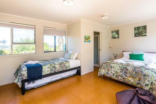 Oneroa Views With Spa Pool - Waiheke Holiday Home