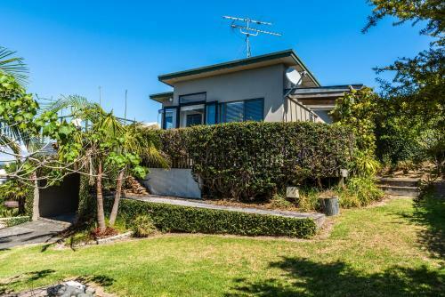 Oneroa Views With Spa Pool - Waiheke Holiday Home