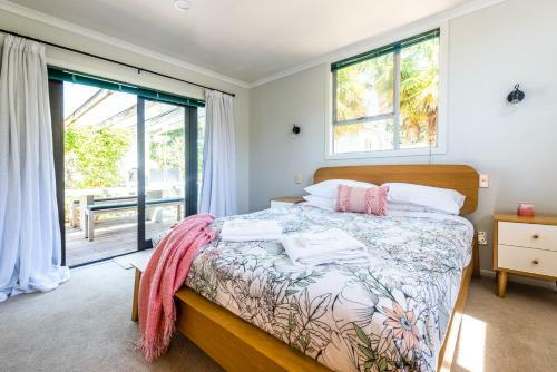 Oneroa Views With Spa Pool - Waiheke Holiday Home