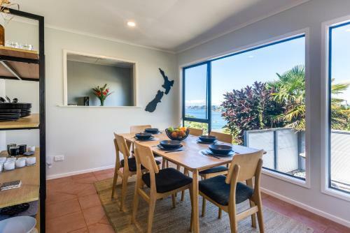 Oneroa Views With Spa Pool - Waiheke Holiday Home