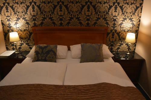 Plat�n Hotel & �tterem