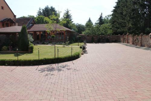 Rozmann Family Panzi� & Apartmanhaz
