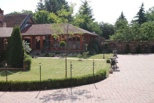 Rozmann Family Panzi� & Apartmanhaz