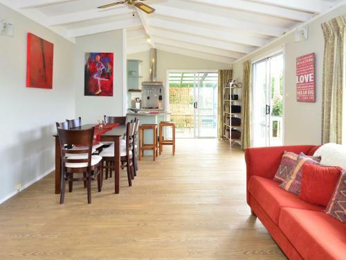 Snells By The Beach - Snells Beach Holiday Home