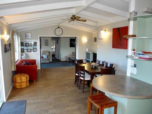 Snells By The Beach - Snells Beach Holiday Home