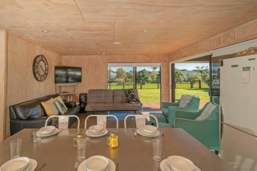 Black Beauty Retreat - Matarangi Holiday Home