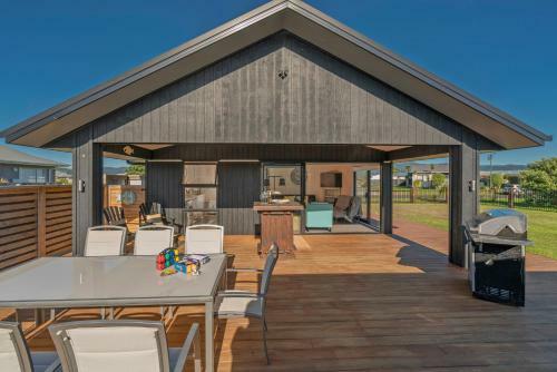 Black Beauty Retreat - Matarangi Holiday Home