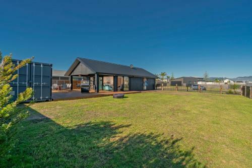 Black Beauty Retreat - Matarangi Holiday Home