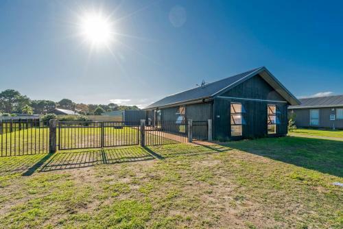 Black Beauty Retreat - Matarangi Holiday Home