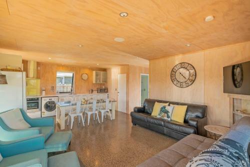 Black Beauty Retreat - Matarangi Holiday Home