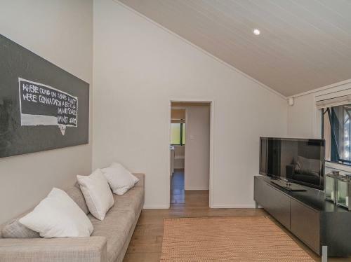 Absolute Beachfront Matarangi - Matarangi Holiday Home