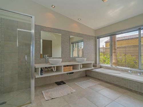 Sanctuary By The Water - Matarangi Holiday Home