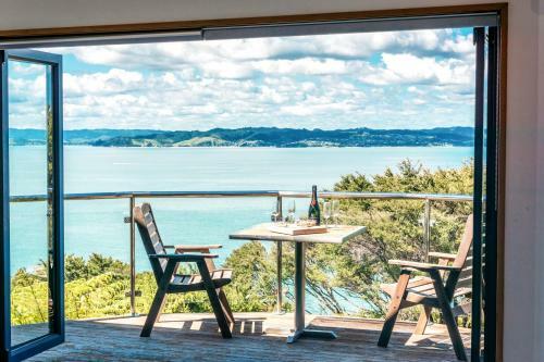 Crosstrees Chalet - Seaviews - Waiheke Island Holiday Unit