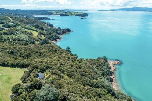 Crosstrees Chalet - Seaviews - Waiheke Island Holiday Unit