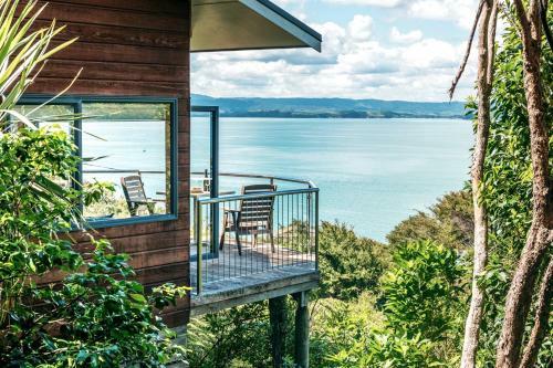 Crosstrees Chalet - Seaviews - Waiheke Island Holiday Unit
