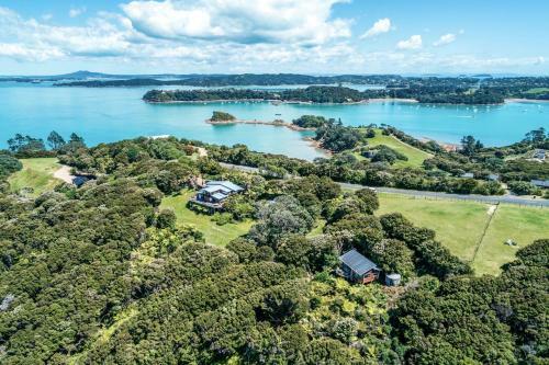Crosstrees Chalet - Seaviews - Waiheke Island Holiday Unit