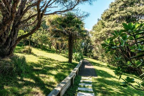 Crosstrees Chalet - Seaviews - Waiheke Island Holiday Unit