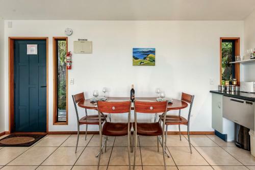 Crosstrees Chalet - Seaviews - Waiheke Island Holiday Unit