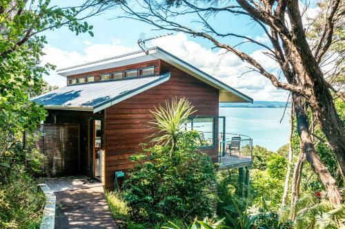 Crosstrees Chalet - Seaviews - Waiheke Island Holiday Unit