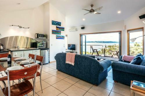 Crosstrees Chalet - Seaviews - Waiheke Island Holiday Unit
