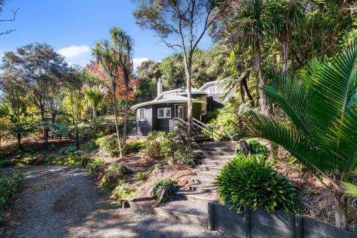 Tree Top Hideaway - Sandspit Holiday Home