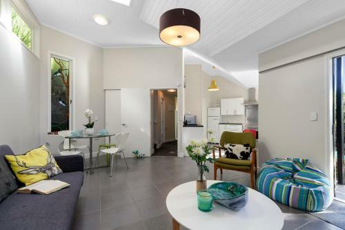 Tree Top Hideaway - Sandspit Holiday Home
