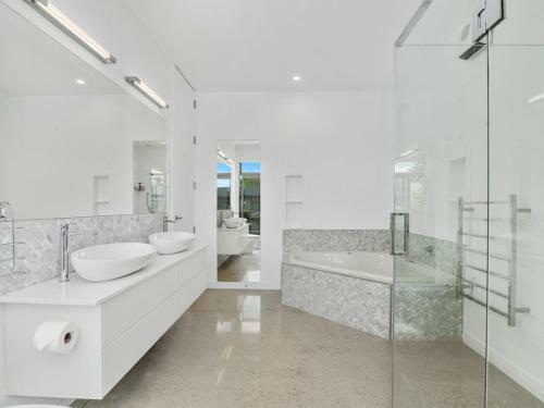 Mana Sarovar - Designer Lake Tarawera Holiday Home