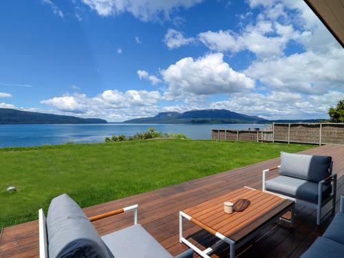 Mana Sarovar - Designer Lake Tarawera Holiday Home