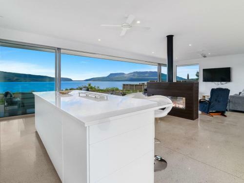 Mana Sarovar - Designer Lake Tarawera Holiday Home