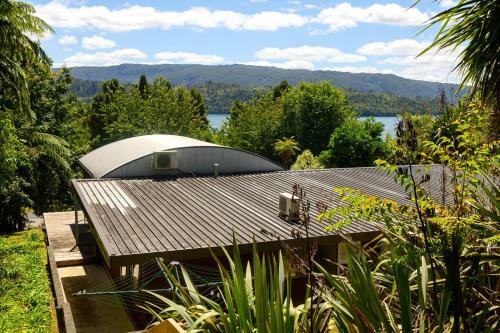 Flaxwater Bach - Lake Tarawera Holiday Home
