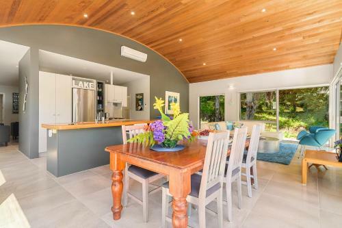Flaxwater Bach - Lake Tarawera Holiday Home