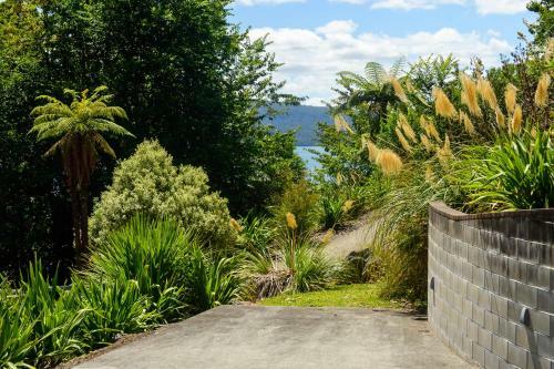 Flaxwater Bach - Lake Tarawera Holiday Home