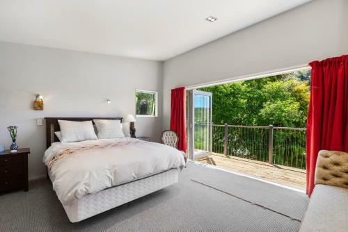 Tranquility At Tarawera - Lake Tarawera Holiday Home