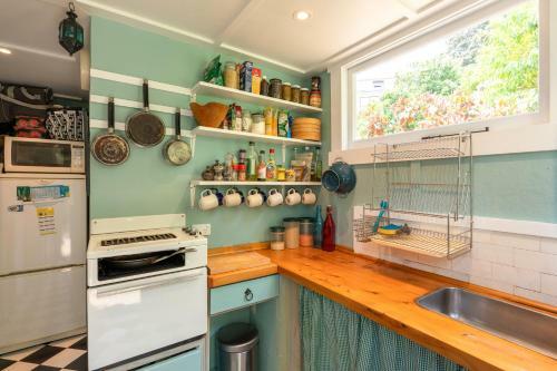 Birdsong Cottage - Rocky Bay Holiday Home