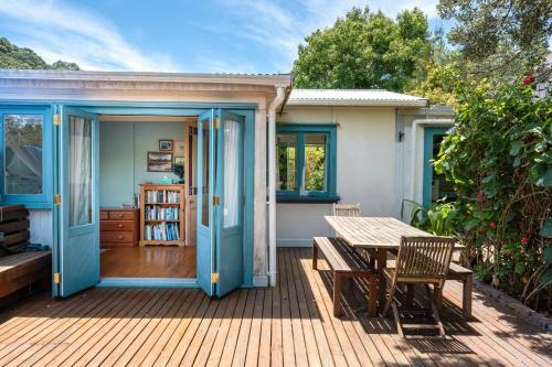 Birdsong Cottage - Rocky Bay Holiday Home