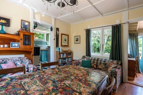 Birdsong Cottage - Rocky Bay Holiday Home