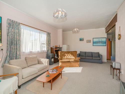 Cosy At Cooks - Cooks Beach Downstairs Holiday Unit