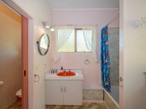 Cosy At Cooks - Cooks Beach Downstairs Holiday Unit
