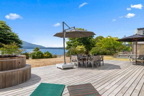 Winstone Cottage - Waterfront Lake Tarawera Holiday Home
