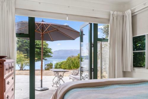 Winstone Cottage - Waterfront Lake Tarawera Holiday Home