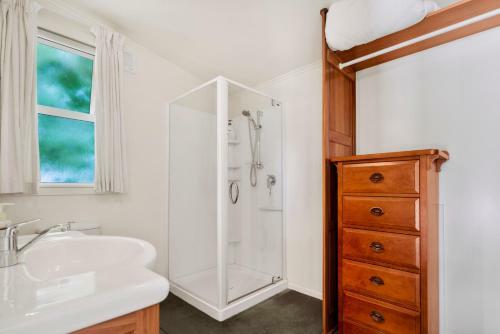 Winstone Cottage - Waterfront Lake Tarawera Holiday Home