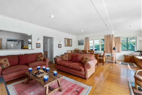Winstone Cottage - Waterfront Lake Tarawera Holiday Home