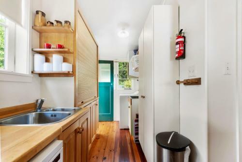 Winstone Cottage - Waterfront Lake Tarawera Holiday Home
