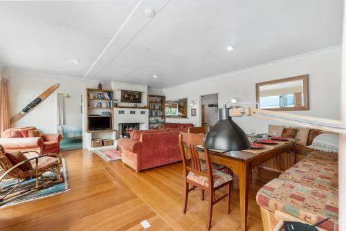 Winstone Cottage - Waterfront Lake Tarawera Holiday Home
