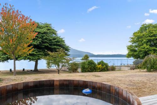 Winstone Cottage - Waterfront Lake Tarawera Holiday Home