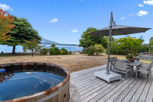 Winstone Cottage - Waterfront Lake Tarawera Holiday Home