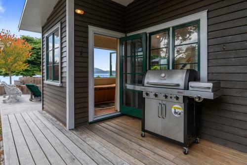 Winstone Cottage - Waterfront Lake Tarawera Holiday Home