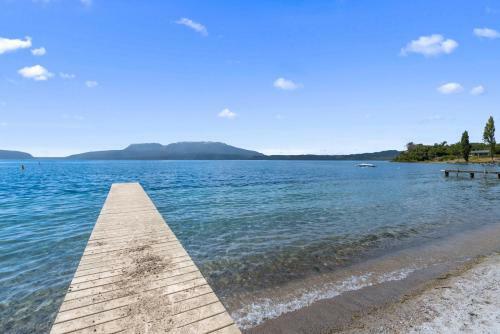 Winstone Cottage - Waterfront Lake Tarawera Holiday Home