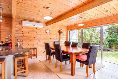 Lakeside Landing - Lake Tarawera Holiday Home