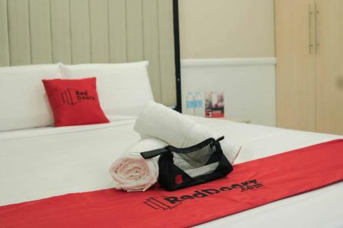 Hotel Reddoorz Premium @ Wireless Mandaue Cebu